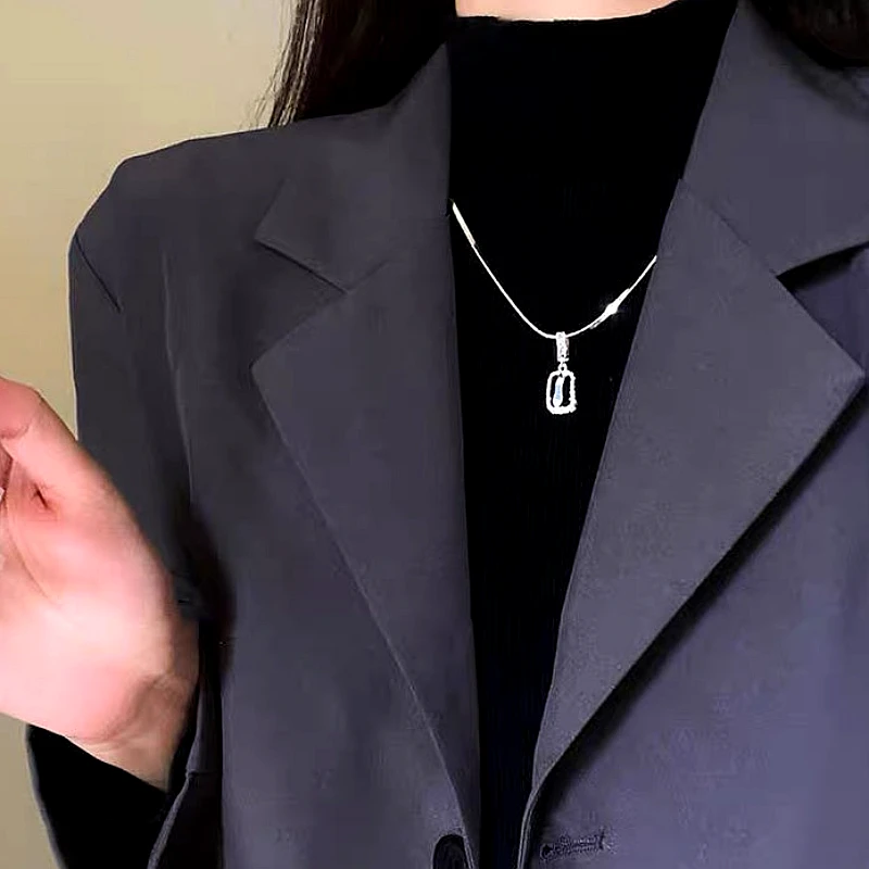 black-pendant-necklace_1320_c0e7.webp