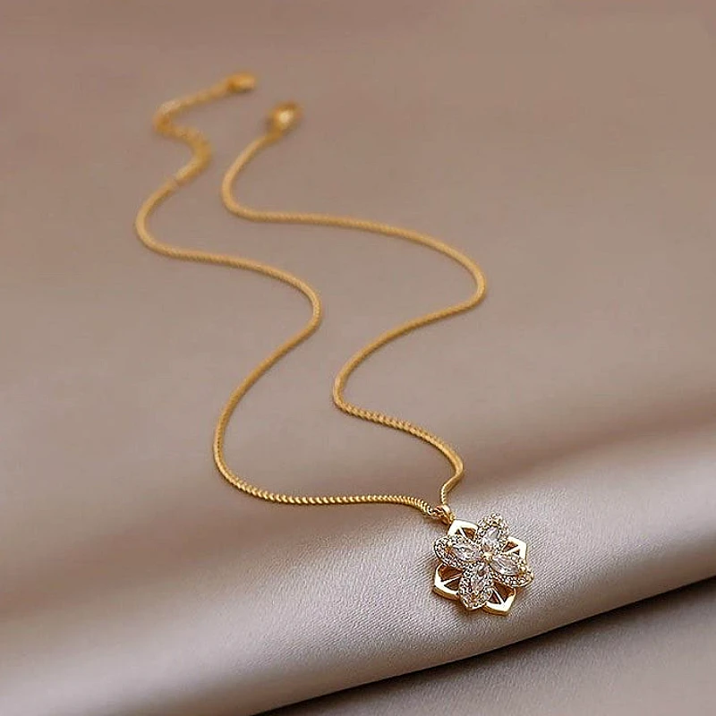 gold-crystal-flower-necklace_1320_c6xv.webp