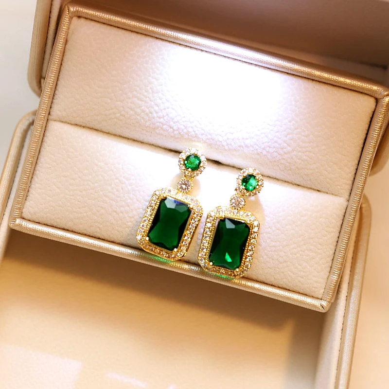 luxury-green-gem-gold-premium-jewel_1320_g4yd.webp