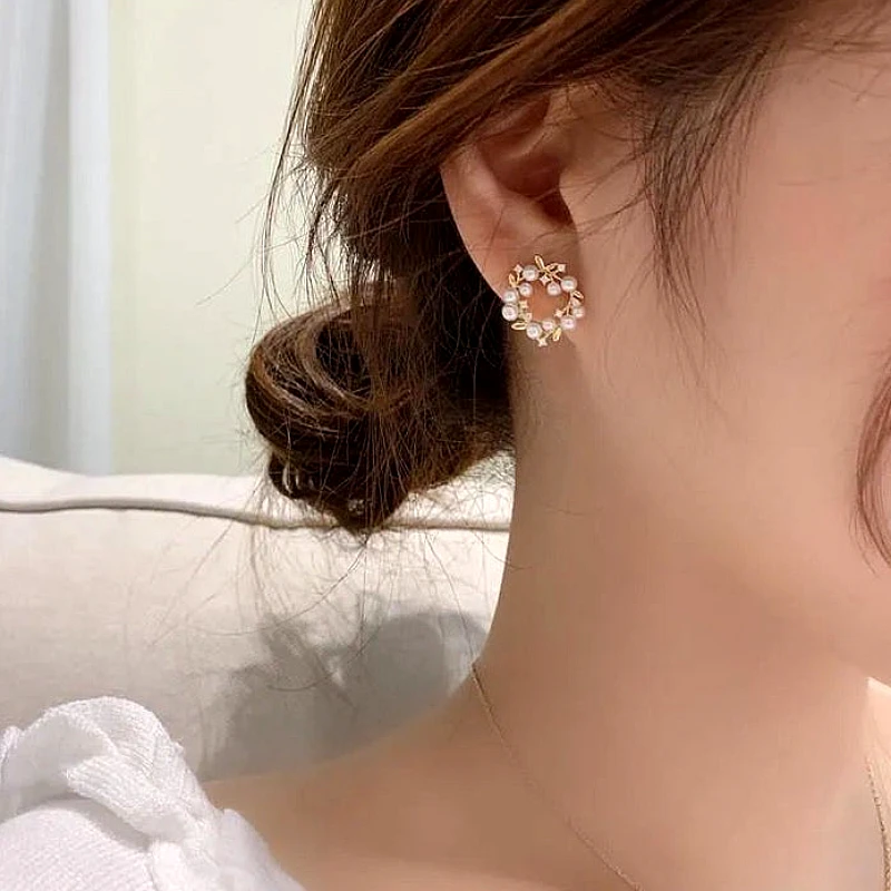 pearl-wreath-stud-earrings_1320_vbf3.webp